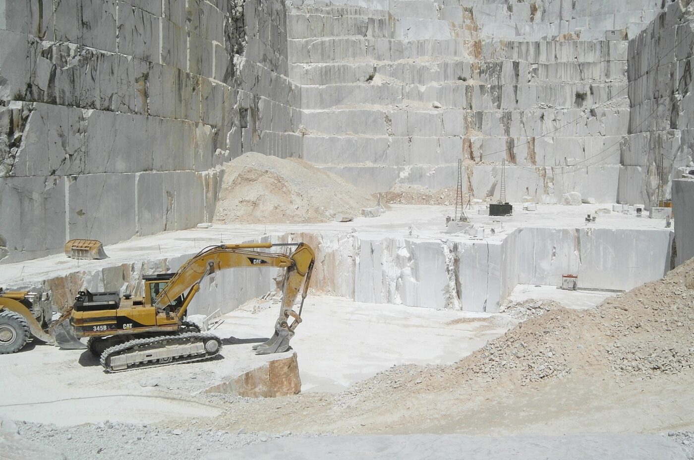 Tra Marmo e Meraviglia: escursione alle Cave di Carrara e al Castello Malaspina